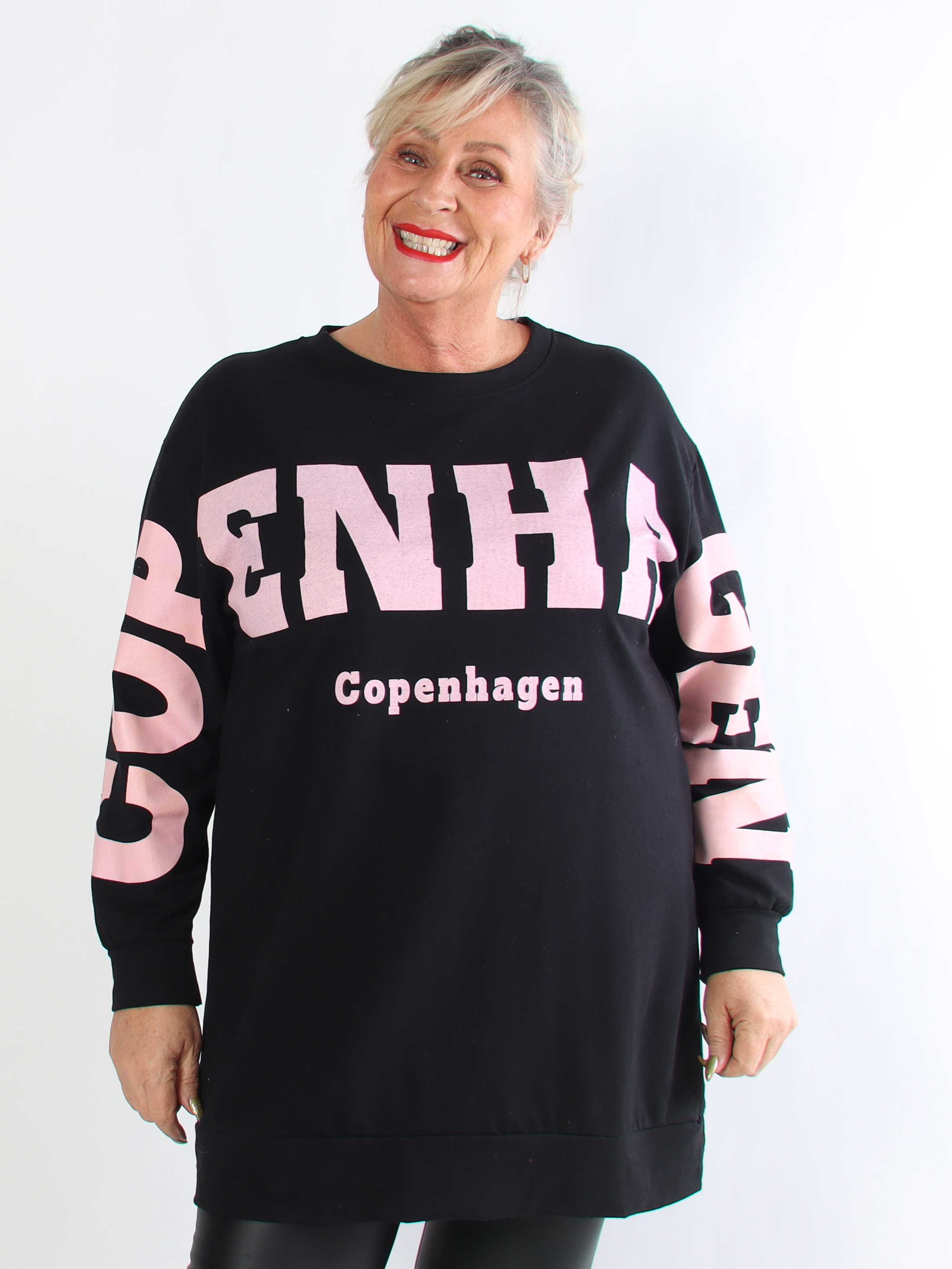 Claudine - Plus size joggingklänning i bomull med texten COPENHAGEN